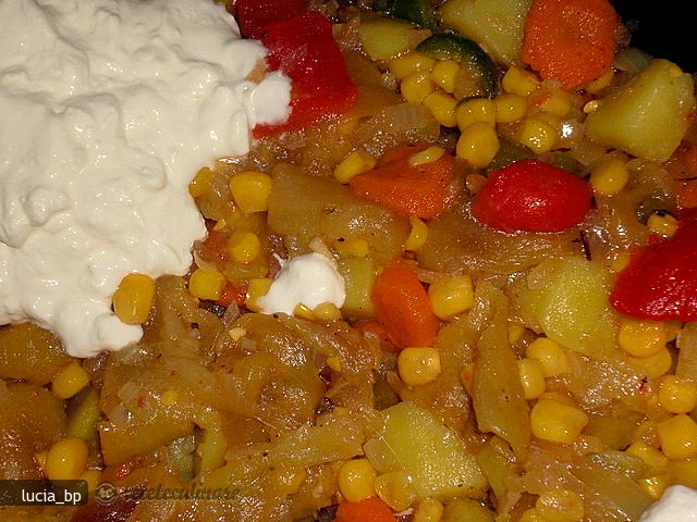 Carnati Prajiti cu Salata de Ardei Copti