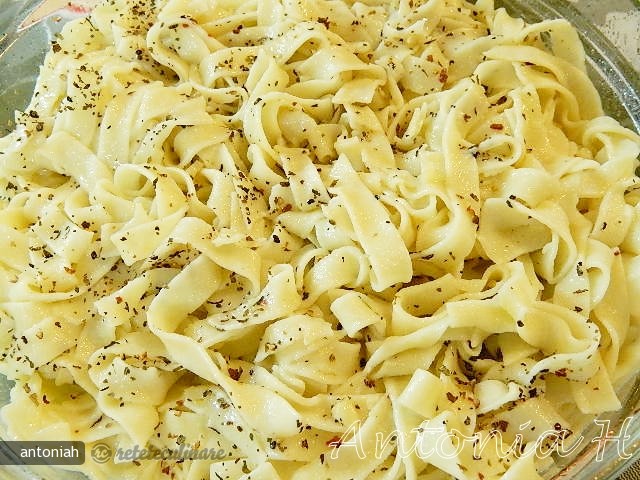 Tagliatelle cu Sos de Usturoi