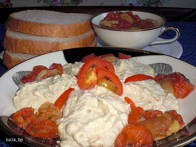 Salata de Vinete cu Topping de Rosii si Ardei Copti
