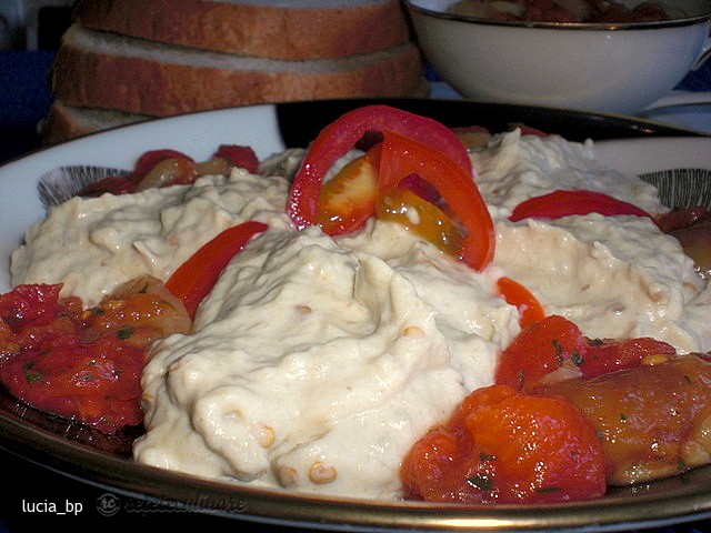 Salata de Vinete cu Topping de Rosii si Ardei Copti