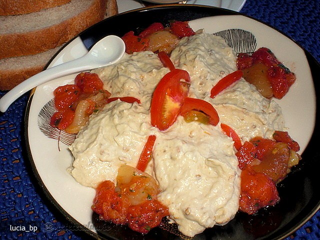 Salata de Vinete cu Topping de Rosii si Ardei Copti