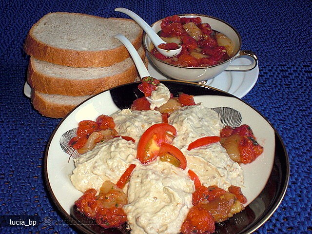 Salata de Vinete cu Topping de Rosii si Ardei Copti