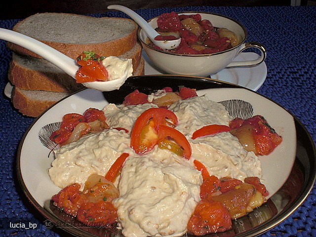 Salata de Vinete cu Topping de Rosii si Ardei Copti
