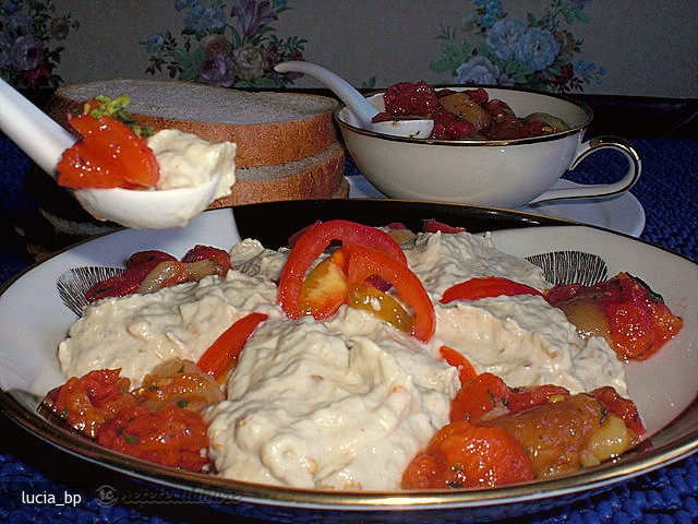 Salata de Vinete cu Topping de Rosii si Ardei Copti