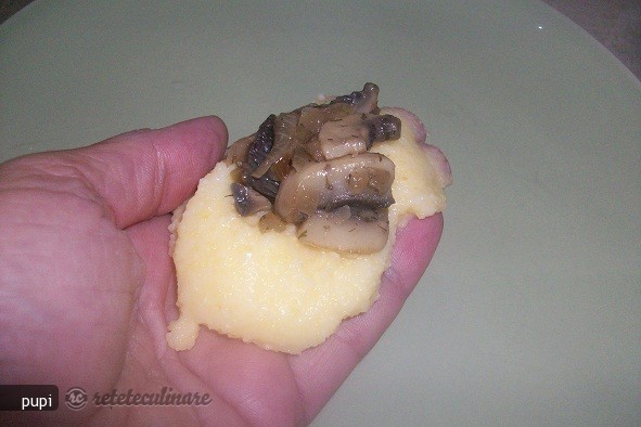 Placintele de Malai cu Ciuperci si Cascaval