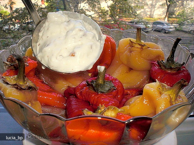 Salata de Ardei Copti cu Smantana, Nuca si Mujdei
