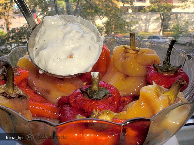 Salata de Ardei Copti cu Smantana, Nuca si Mujdei