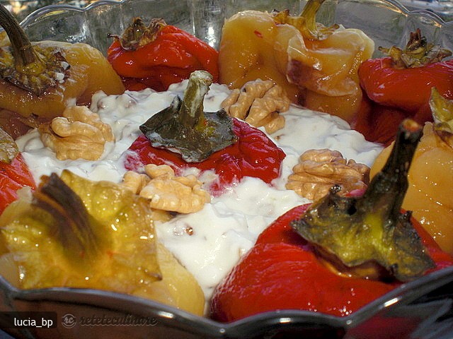 Salata de Ardei Copti cu Smantana, Nuca si Mujdei