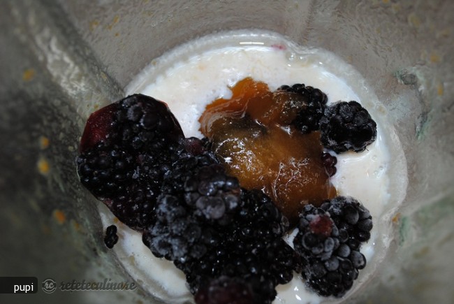 Smoothie cu Piersici si Mure