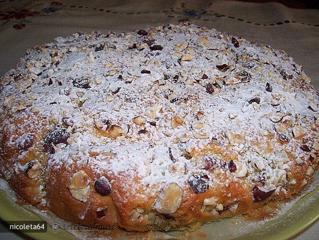 Tort Pufos cu Smochine, Alune si Maraschino
