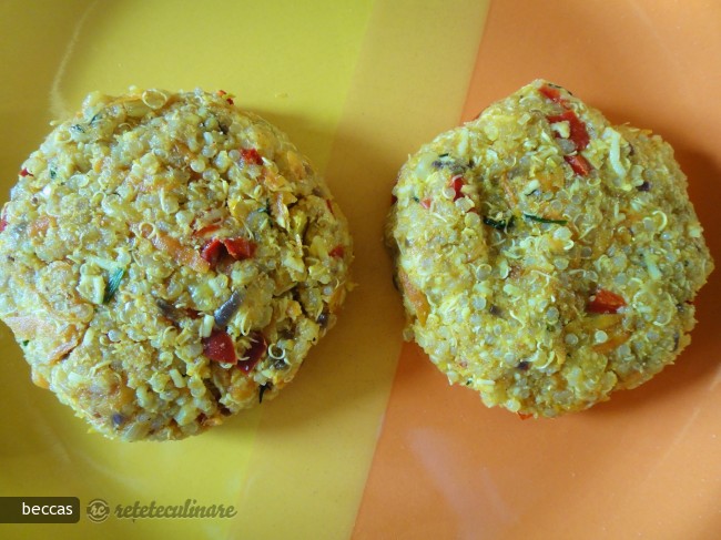 Burger Vegetarian cu Quinoa si Salata cu Rosii Semi-uscate