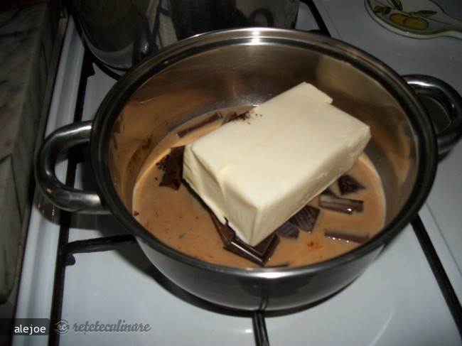 Mud Cake sau Tort cu Multa Ciocolata