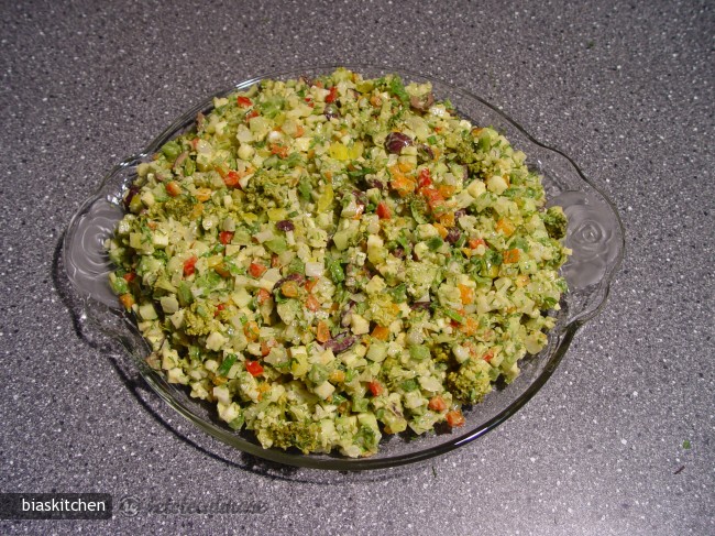 Salata de Broccoli si Conopida cu Sos de Avocado