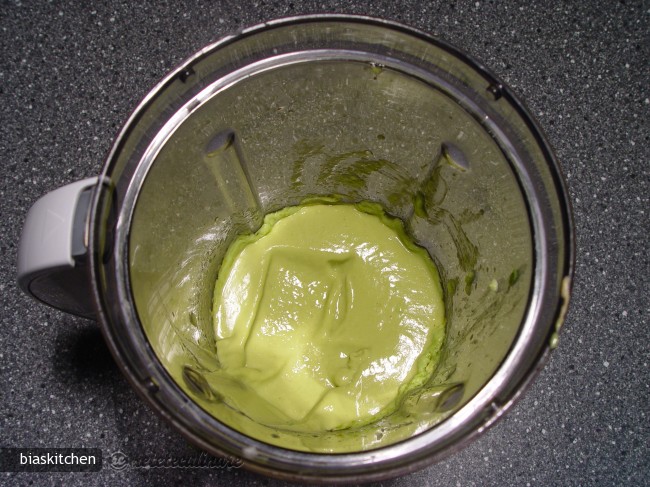 Salata de Broccoli si Conopida cu Sos de Avocado