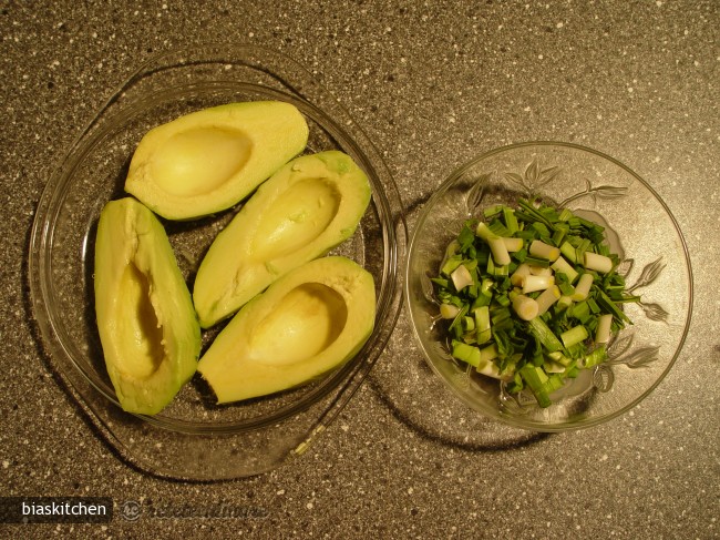 Salata de Broccoli si Conopida cu Sos de Avocado