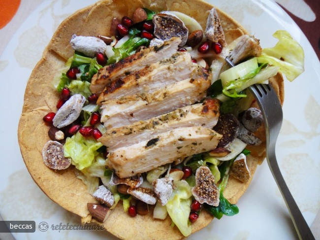 Salata in Bol de Lipie cu Piept de Curcan
