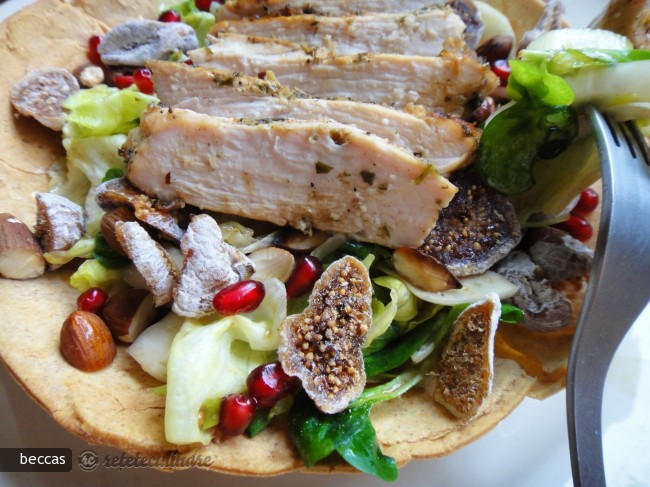 Salata in Bol de Lipie cu Piept de Curcan
