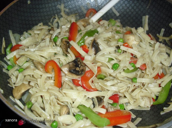 Friptura in Tigaie cu Garnitura de Taietei si Legume in Wok