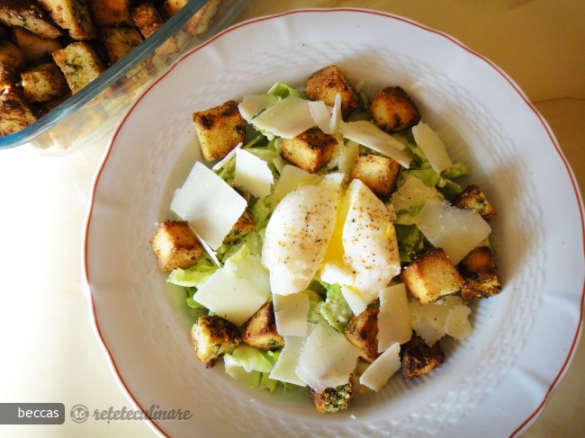 Salata Caesar cu Oua si Crutoane cu Pesto