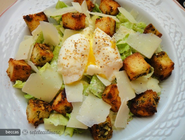 Salata Caesar cu Oua si Crutoane cu Pesto