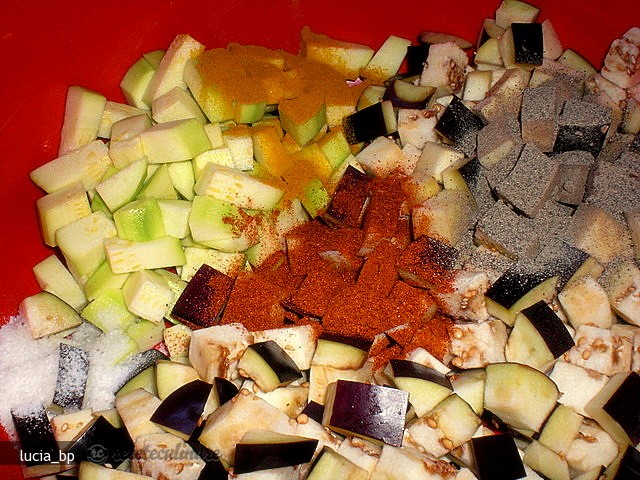 Chiftelute de Vinete, Dovlecei si Ciuperci cu Relish