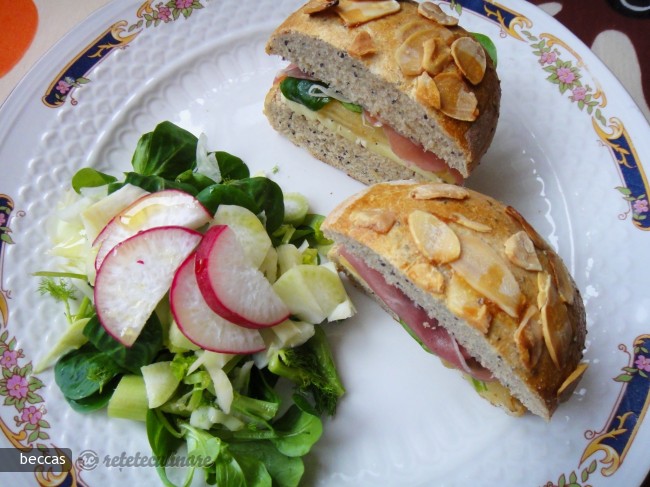 Sandwich cu Prosciutto, Brie si Mar Caramelizat