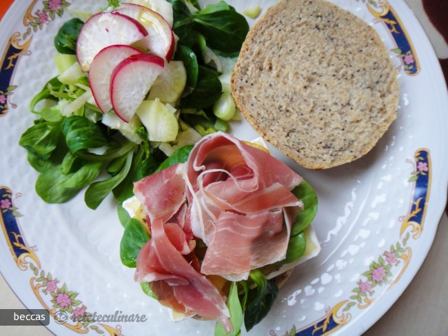 Sandwich cu Prosciutto, Brie si Mar Caramelizat