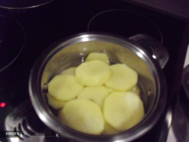 Macrou la Cuptor in Sos Tomat