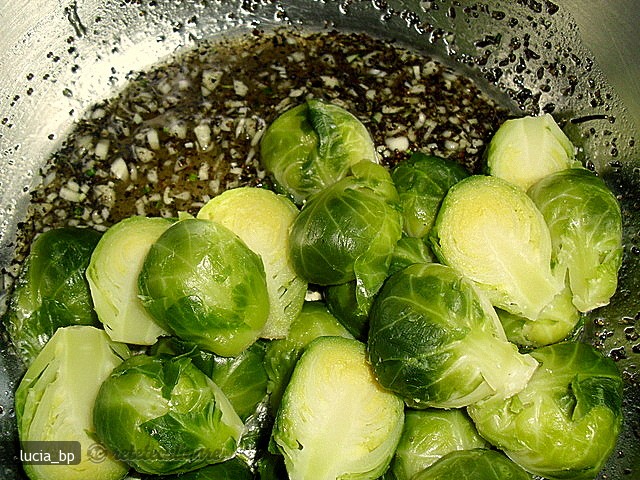 Varza de Bruxelles cu Arahide