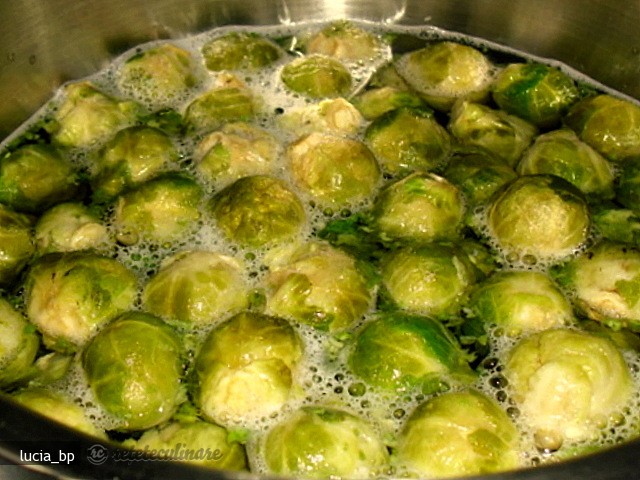 Varza de Bruxelles cu Arahide