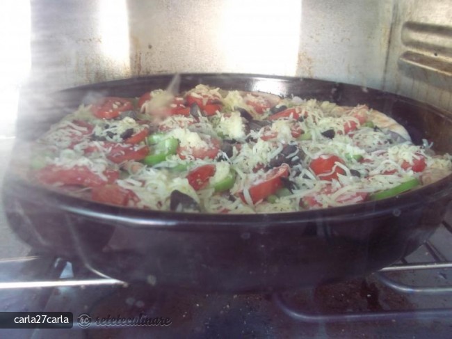Pizza cu Muschiulet Afumat si Crenvusti