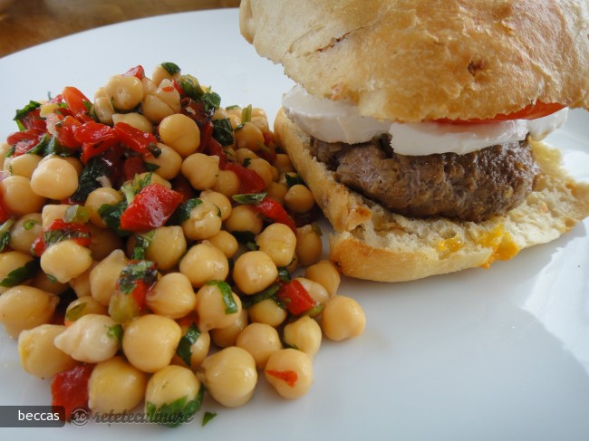 Burger de Miel cu Salata de Naut si Menta