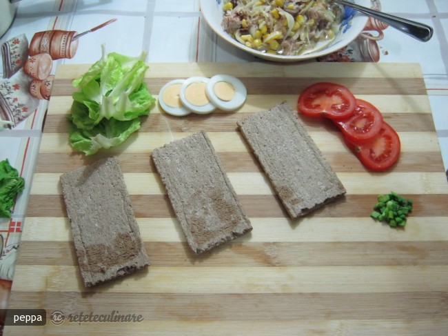 Salata de Ton pe Biscuiti de Secara Spelta