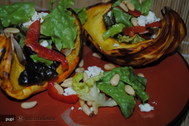 Salata de Iarna pe Pat de Dovleac Copt