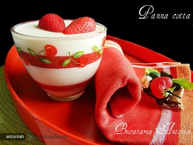 Panna Cotta cu Jeleu de Capsuni