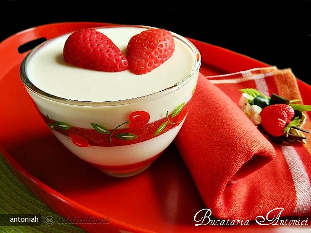 Panna Cotta cu Jeleu de Capsuni