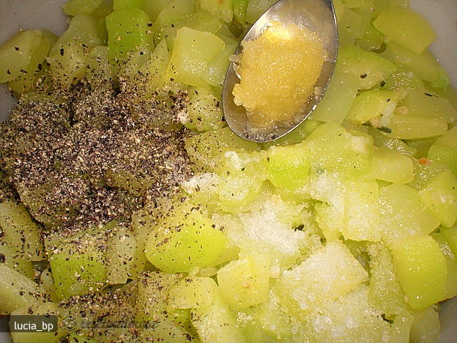 Salata Picanta din Dovlecei