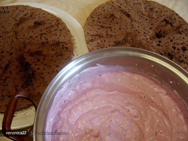 Tort cu Vin si Crema de Iaurt si Fructe de Padure