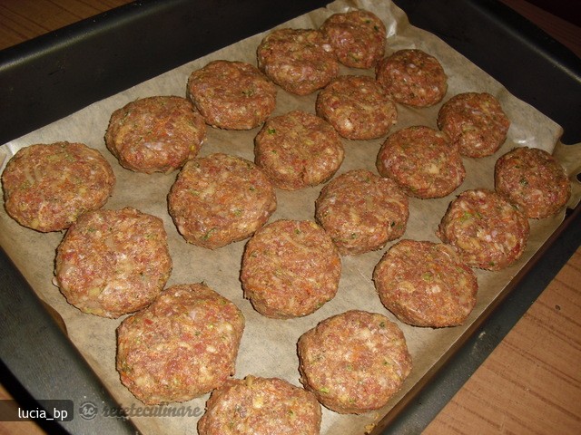 Chiftelute in Aluat