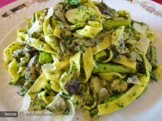 Tagliatelle cu Pleurotus, Sparanghel si Pesto din Leurda