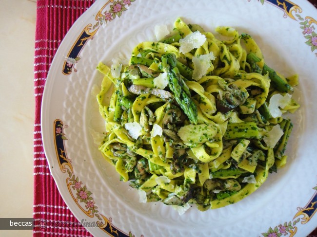 Tagliatelle cu Pleurotus, Sparanghel si Pesto din Leurda