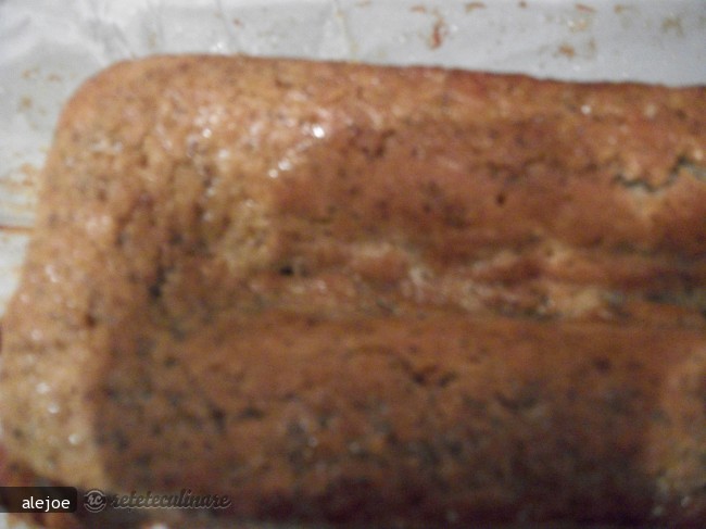 Lemon Poppy Seed Cake (Tort de lamaie si seminte de mac)