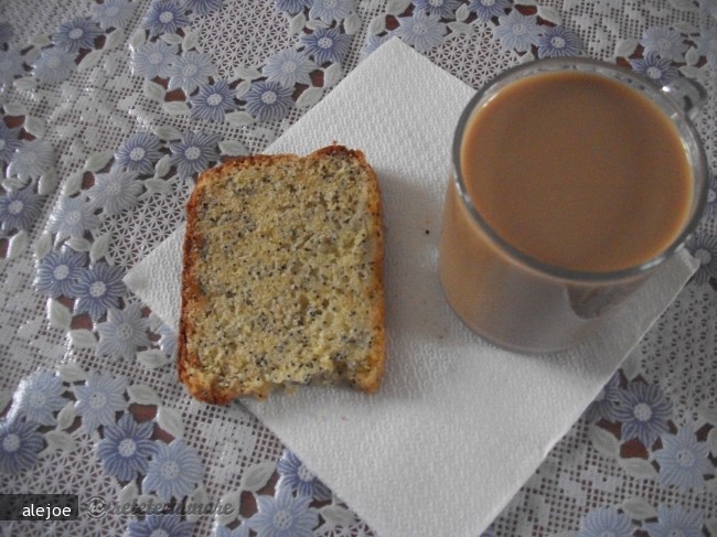 Lemon Poppy Seed Cake (Tort de lamaie si seminte de mac)