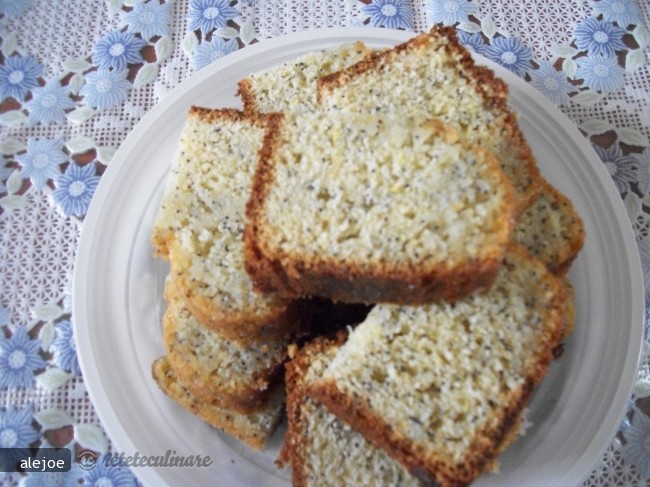 Lemon Poppy Seed Cake (Tort de lamaie si seminte de mac)