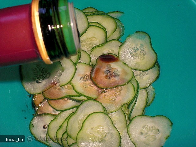 Salata Picanta din Castraveti cu Seminte de Floarea- Soarelui