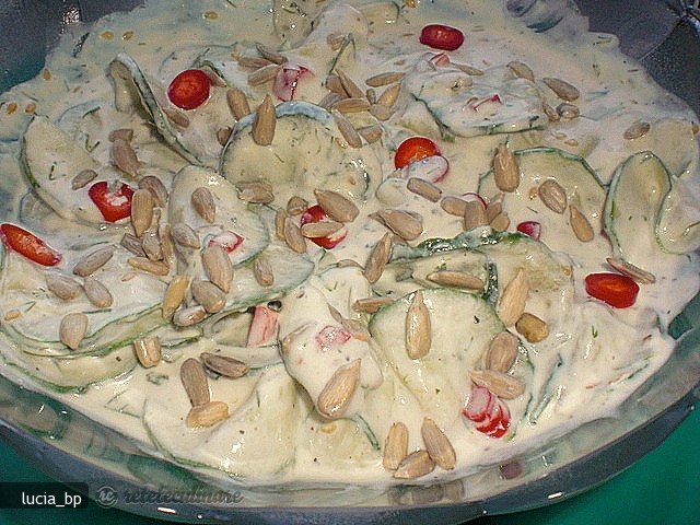 Salata Picanta din Castraveti cu Seminte de Floarea- Soarelui