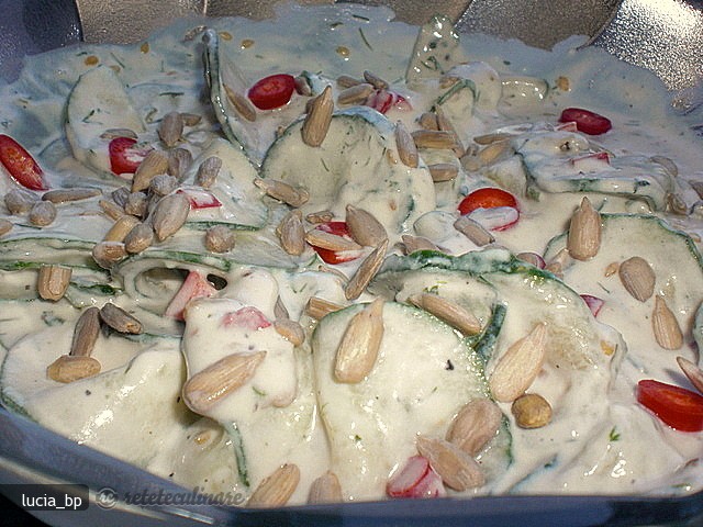 Salata Picanta din Castraveti cu Seminte de Floarea- Soarelui