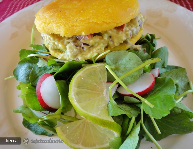 Arepas cu Pui si Avocado
