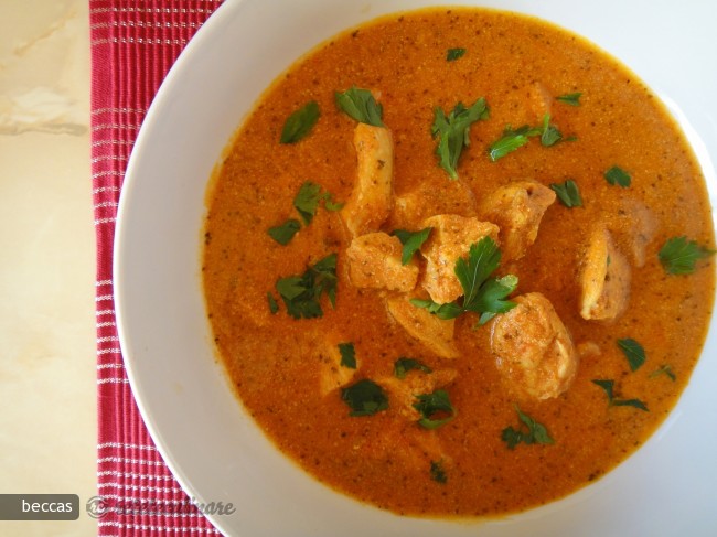 Murgh Makhani - Reteta de Curry cu Iaurt, Mirodenii si Rosii