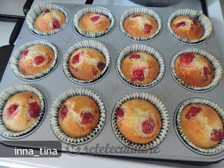 Muffins cu Ricotta si Visine